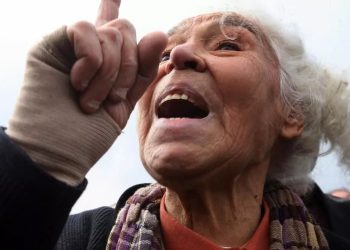 Pedagogía del alba: Nawal El Saadawi 6 “Porque la tecnología de la opresión se ha vuelto más avanzada, y las ataduras impuestas a la mente y al cuerpo se han vuelto invisibles. Las ataduras más peligrosas son las invisibles, porque engañan a la gente haciéndole creer que es libre. Este engaño es la nueva prisión que habita la gente hoy, del norte y del sur, del este y del oeste”