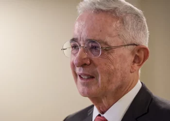 El Tribunal Superior de Bogotá absuelve a Álvaro Uribe en segunda instancia, revocando condena por soborno y fraude procesal