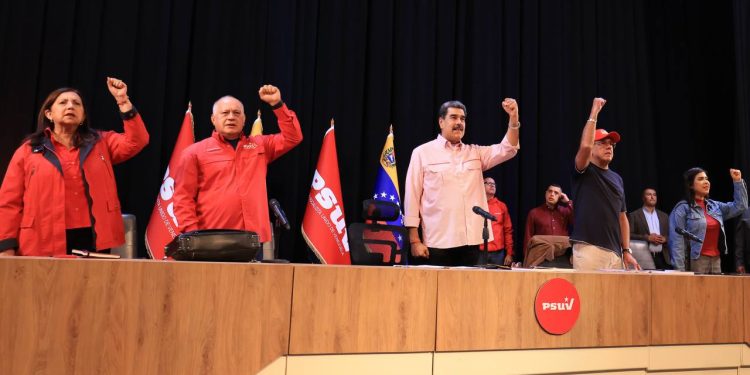 Maduro califica elecciones comunales como una hazaña de la democracia directa