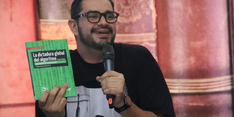 Gustavo Villapol presenta “La dictadura global del algoritmo”: Una crítica a la geopolítica digital y el control tecnológico 1 IMG 20251103 192551 709