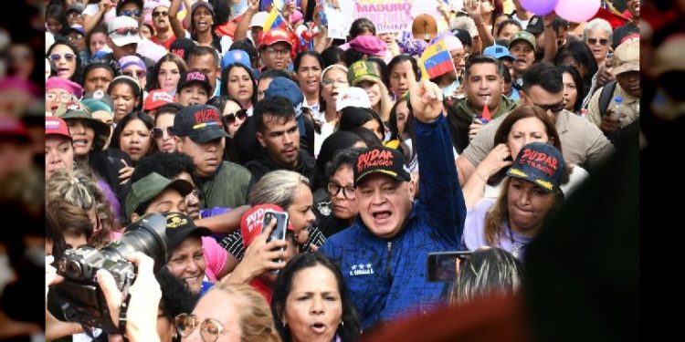 Diosdado Cabello exalta el coraje de la primera combatiente Cilia Flores: “Si se lo van a llevar a él, me tienen que llevar a mí también” 1 Diosdado Cabello exalta el coraje de la primera combatiente Cilia Flores: “Si se lo van a llevar a él, me tienen que llevar a mí también”