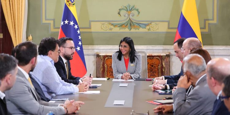 Presidenta (E) Delcy Rodríguez recibe a delegación de Colombia