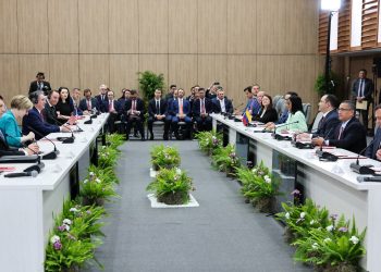 Presidenta (E) dirige reunión con el Secretario de Interior de EEUU y representantes de la industria petrolera y gasífera