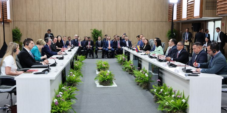 Presidenta (E) dirige reunión con el Secretario de Interior de EEUU y representantes de la industria petrolera y gasífera 1 Presidenta (E) dirige reunión con el Secretario de Interior de EEUU y representantes de la industria petrolera y gasífera