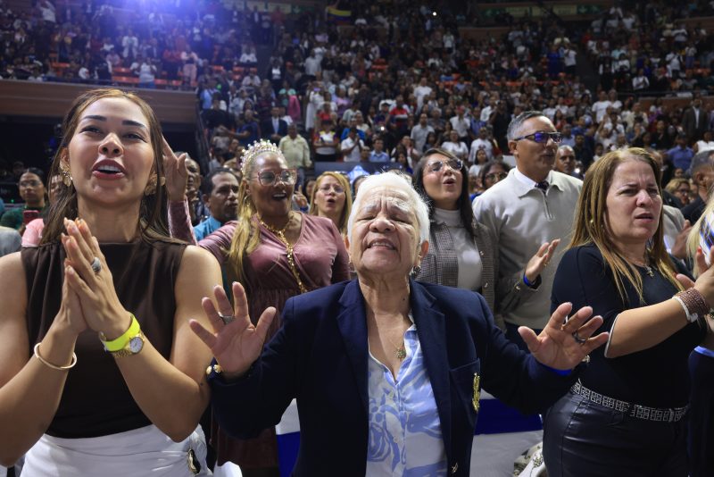 (+Fotos) Presidenta (E) Delcy Rodríguez pide por Venezuela junto al pueblo evangélico 4 IMG 20260327 185218 432