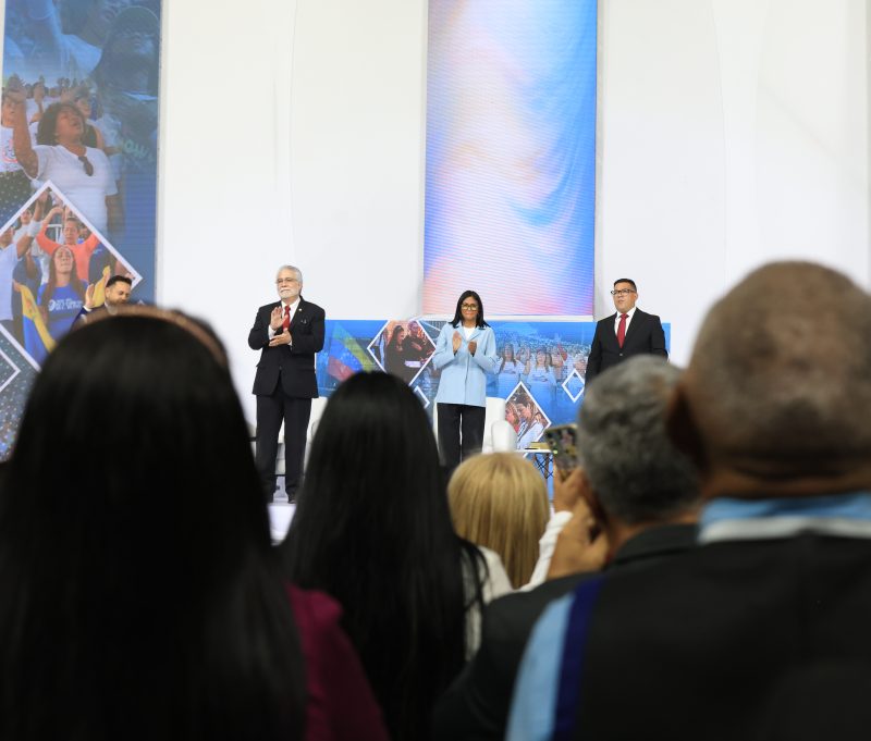(+Fotos) Presidenta (E) Delcy Rodríguez pide por Venezuela junto al pueblo evangélico 3 IMG 20260327 190649 428