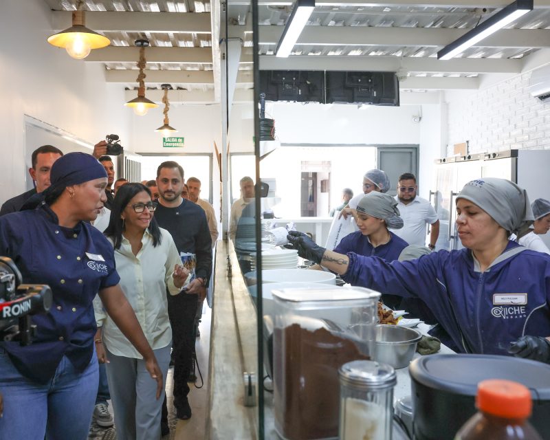 Delcy Rodríguez, Presidenta (E), destaca el impacto social y gastronómico del emprendimiento «Ceviche Verano» 2 IMG 4306