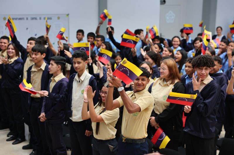 Presidenta (E) entrega rehabilitada la Escuela Técnica "Luis Razetti" y vincula a estudiantes con sectores estratégicos 2 JC L5348