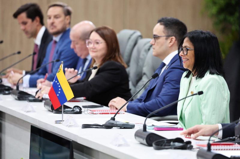 Presidenta (E) dirige reunión con el Secretario de Interior de EEUU y representantes de la industria petrolera y gasífera 2 JC L5681 1536x1024 1