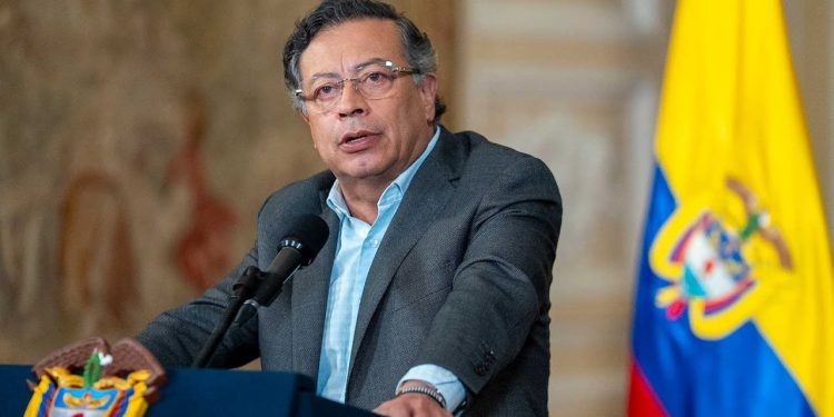 Petro denuncia presuntos bombardeos desde territorio ecuatoriano y apela a la mediación internacional