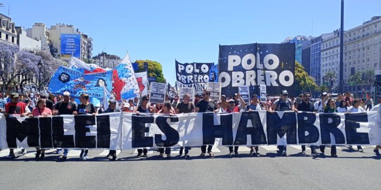 Argentina bajo protesta: Masivo rechazo al ajuste de Milei en todo el país 1 Argentina bajo protesta: Masivo rechazo al ajuste de Milei en todo el país
