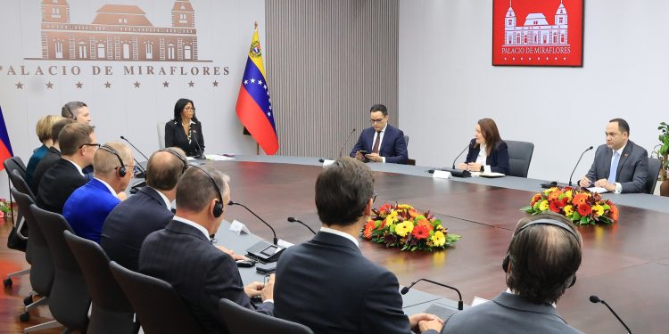 Presidenta (E) : “Estamos trabajando en el reglamento de la Ley Orgánica de Hidrocarburos escuchando a las empresas” 1 Presidenta (E) : “Estamos trabajando en el reglamento de la Ley Orgánica de Hidrocarburos escuchando a las empresas”