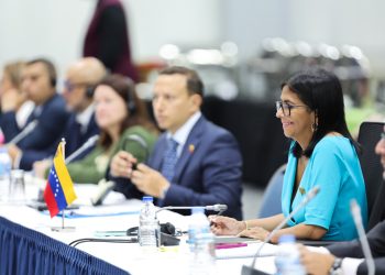 Presidenta (E) Delcy Rodríguez y la primera ministra Mottley junto a delegaciones binacionales en Barbados (+fotos)