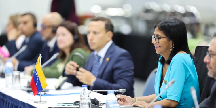 Presidenta (E) Delcy Rodríguez y la primera ministra Mottley junto a delegaciones binacionales en Barbados (+fotos)