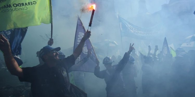 Argentinos se movilizan en Buenos Aires contra la reforma laboral de Javier Milei 1 Argentinos se movilizan en Buenos Aires contra la reforma laboral de Javier Milei
