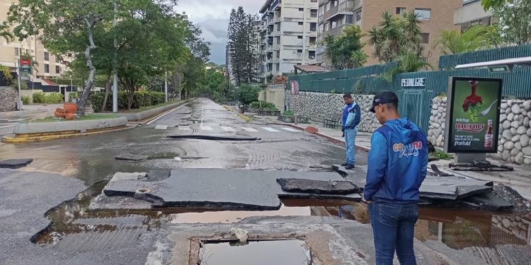 Fuertes presiones de agua provocan rotura de tubería en El Cafetal e interrumpen el servicio 1 Fuertes presiones de agua provocan rotura de tubería en El Cafetal e interrumpen el servicio