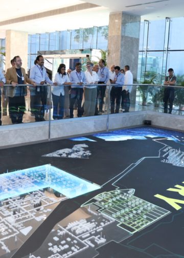 Presidenta encargada de Venezuela inspecciona la refinería más grande del mundo en Jamnagar