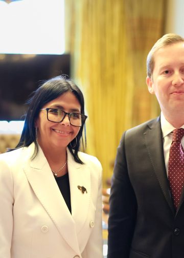 Presidenta encargada de Venezuela sostiene encuentro de cortesía con embajador de EE. UU. en India