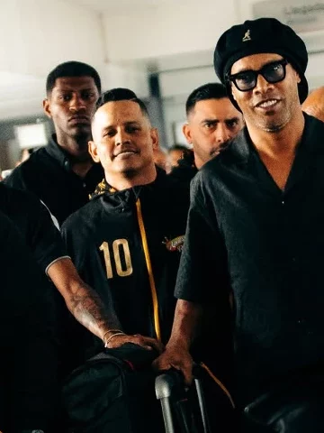Ronaldinho ya está en Caracas para participar en partido de exhibición de la Liga Monumental